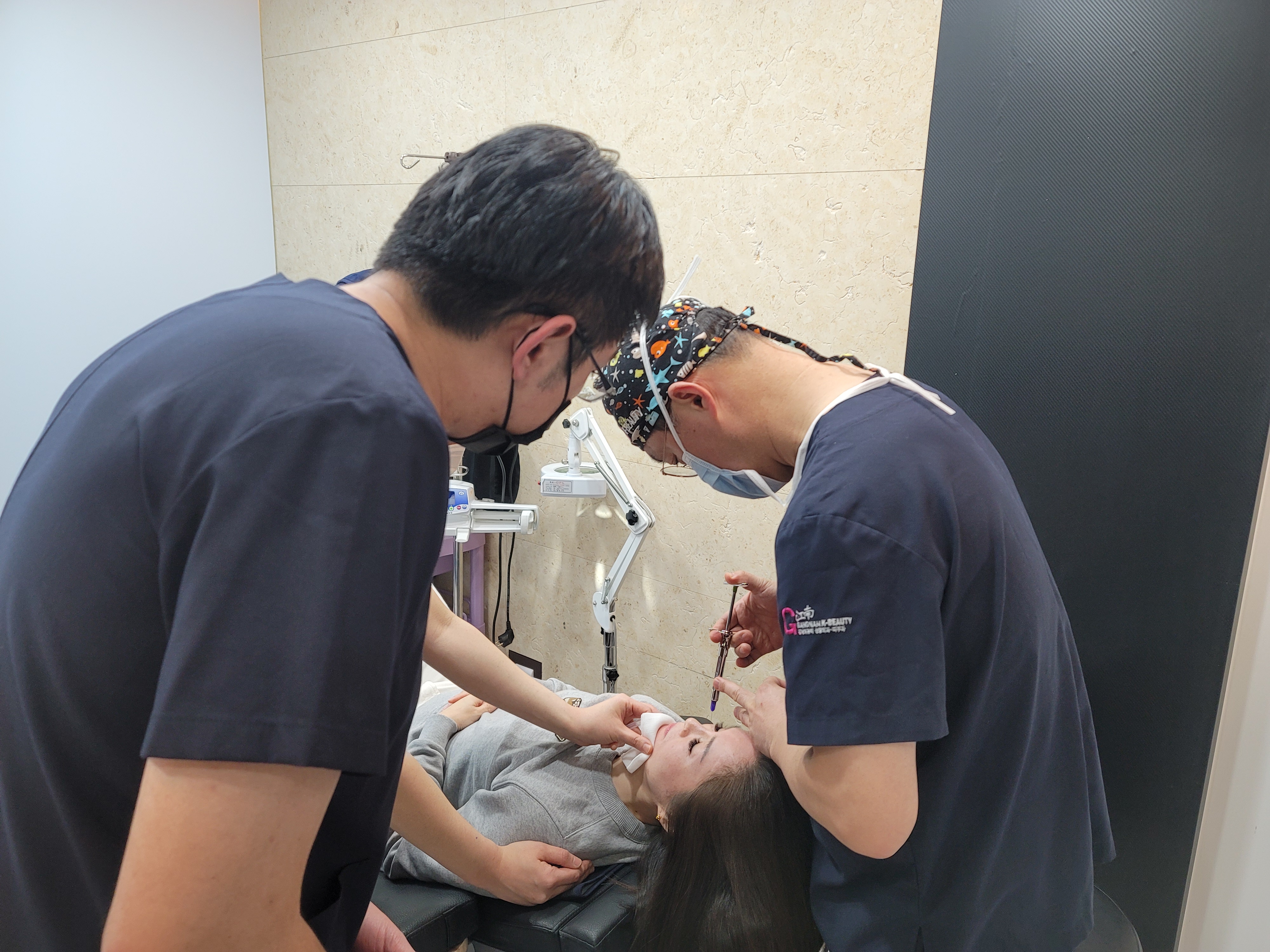 압구정 K뷰티 성형외과, 싱가폴 의료진 시술 참관 시행